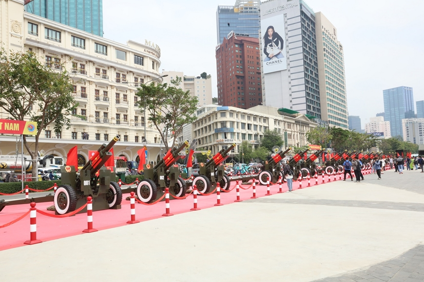 Người dân háo hức chiêm ngưỡng dàn pháo lễ ở bến Bạch Đằng